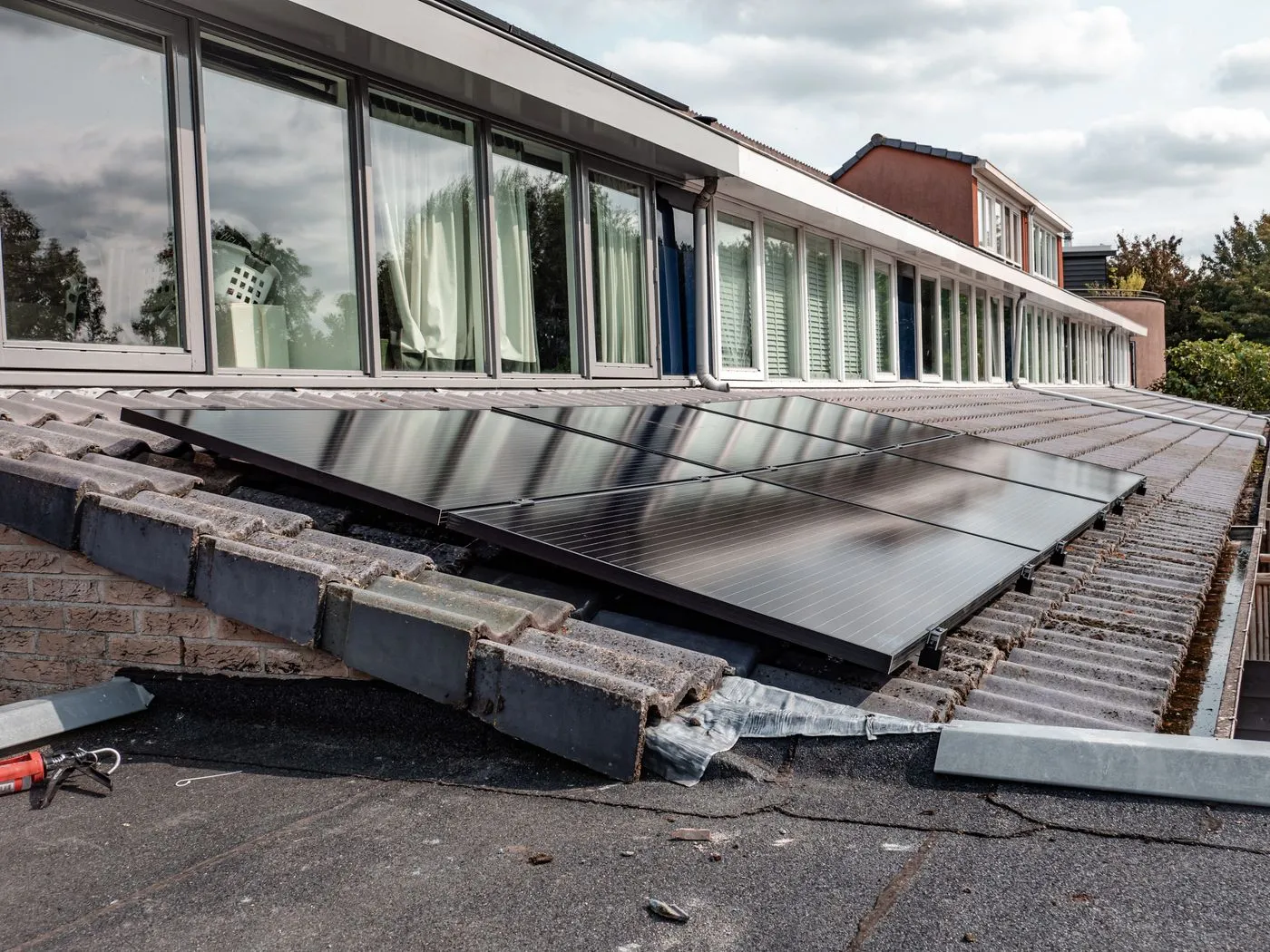 Montage von Photovoltaik-Modulen auf einem Hausdach